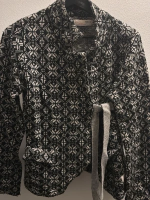 Mörkblå/vitmönstrad kofta Odd Molly - Säljer en kofta från Odd Molly med  grafiskt mönster och knytband i midjan. 