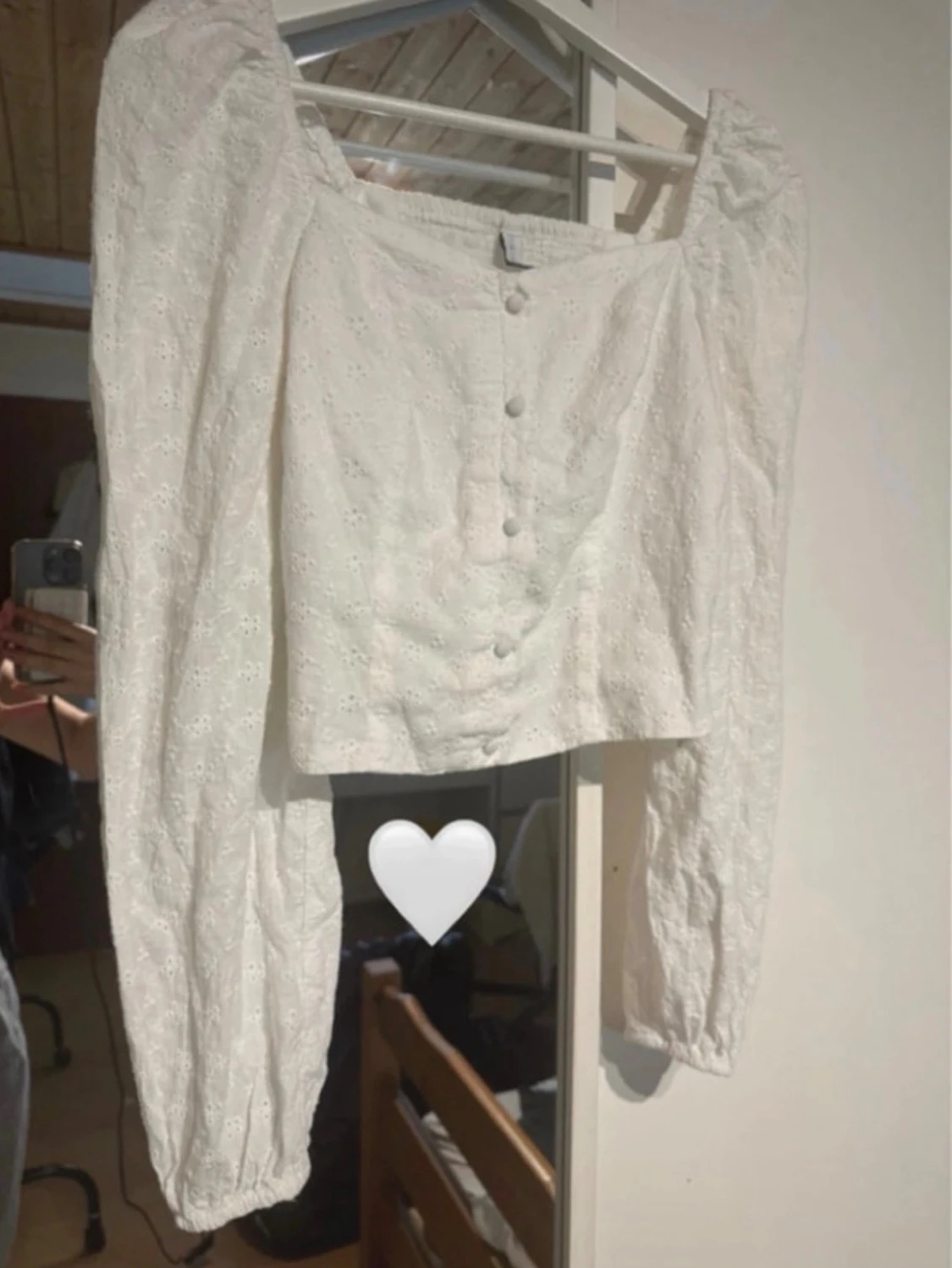 Vit broderad blus med puffärm - 3