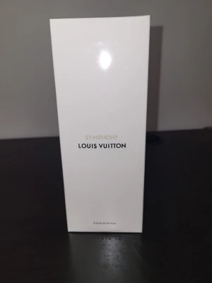 Louis Vuitton Symphony Parfym - Exklusiv parfym från Louis Vuitton, tillverkad i Frankrike. Innehåller bl.a. alkohol, aqua, limonene, linalool, citral och färgämnen. Perfekt för dig som vill ha en lyxig touch i vardagen. Säljs endast i utvalda Louis Vuitton-butiker.