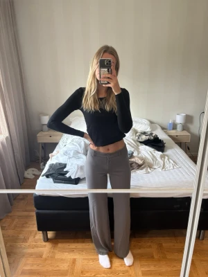 Nelly gråa low waist suit pants - Säljer ett par gråa byxor från Nelly i storlek XS. De har låg midja, vida ben och stängs med knapp och dragkedja. Materialet är mjukt och stretchigt, vilket gör dem riktigt sköna att ha på sig. Perfekta till en enkel topp eller hoodie. Helt slutsålda på Nelly där jag köpte dom, använda fåtal gånger. Köpta för 424:-