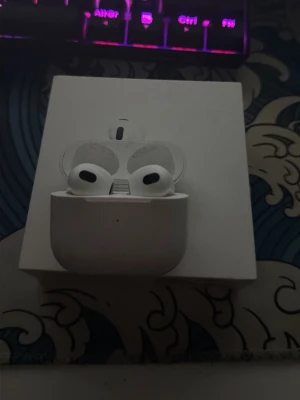 AirPods 4 - Säljer ett par Apple AirPods Pro med laddningsetui. Hörlurarna är i gott skick och levereras i originalförpackning. Perfekt för trådlös musik och samtal med aktiv brusreducering. Inga synliga repor eller skador på etuiet eller hörlurarna.