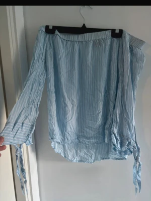 Off shoulder blus.  - Normal i storlek, från ett rök- och djurfritt hem. Underbar en sommardag 