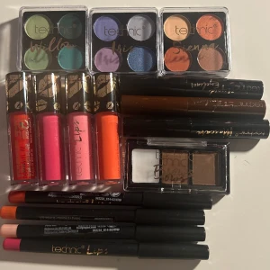Sminkkit - Massa sminkprodukter från technic som är perfekt för sminkälskare eller nybörjare. På bilden finns 3 ögonskuggspaletter, 1 mascara, 2 eyeliners (en svart, en brun), 1 ögonbrynskit, 4 läppglans och 4 matchande läpppennor det kommer även med ett läppglans från glam of sweden💕Allt tillsammans kostar 89kr