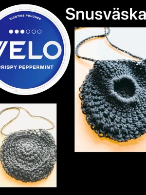 By prisförslag- Svart virkad snusväska med axelrem - Snygg svart snusväska i virkad design med rund form och lång axelrem. Perfekt för att bära snusdosa eller småprylar. Väskan har ett hål i mitten för enkel åtkomst och är gjord i tjockt garn för en cool och unik look.