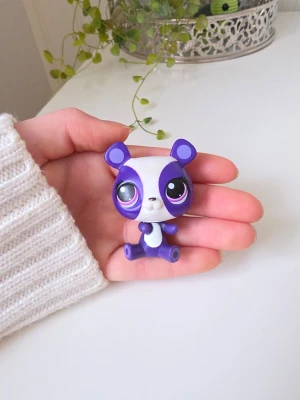 Littlest pet shop - Littlest Pet Shop #3620 Hasbro Purple Panda Bear Generation 3, så tillhör den äldre generationen Finns fler i min profil för samfrakt