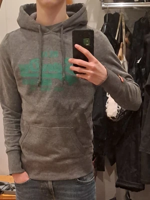 Superdry hoodie - Grågrön superdry hoodie I storlek s i mycket bra skick