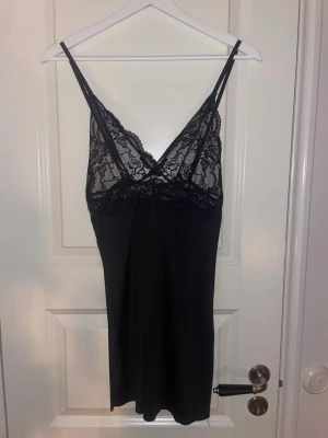 Svart nattlinne  - Svart nattlinne med spetts upptill