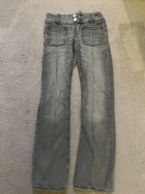 Gråa bootcut jeans med fickor - Säljer ett par justerbara gråa jeans med bootcut passform ifrån Gina tricot young i storlek 146❤️ inga särskilda fickor, du får betala frakten! nypris: 359kr 
