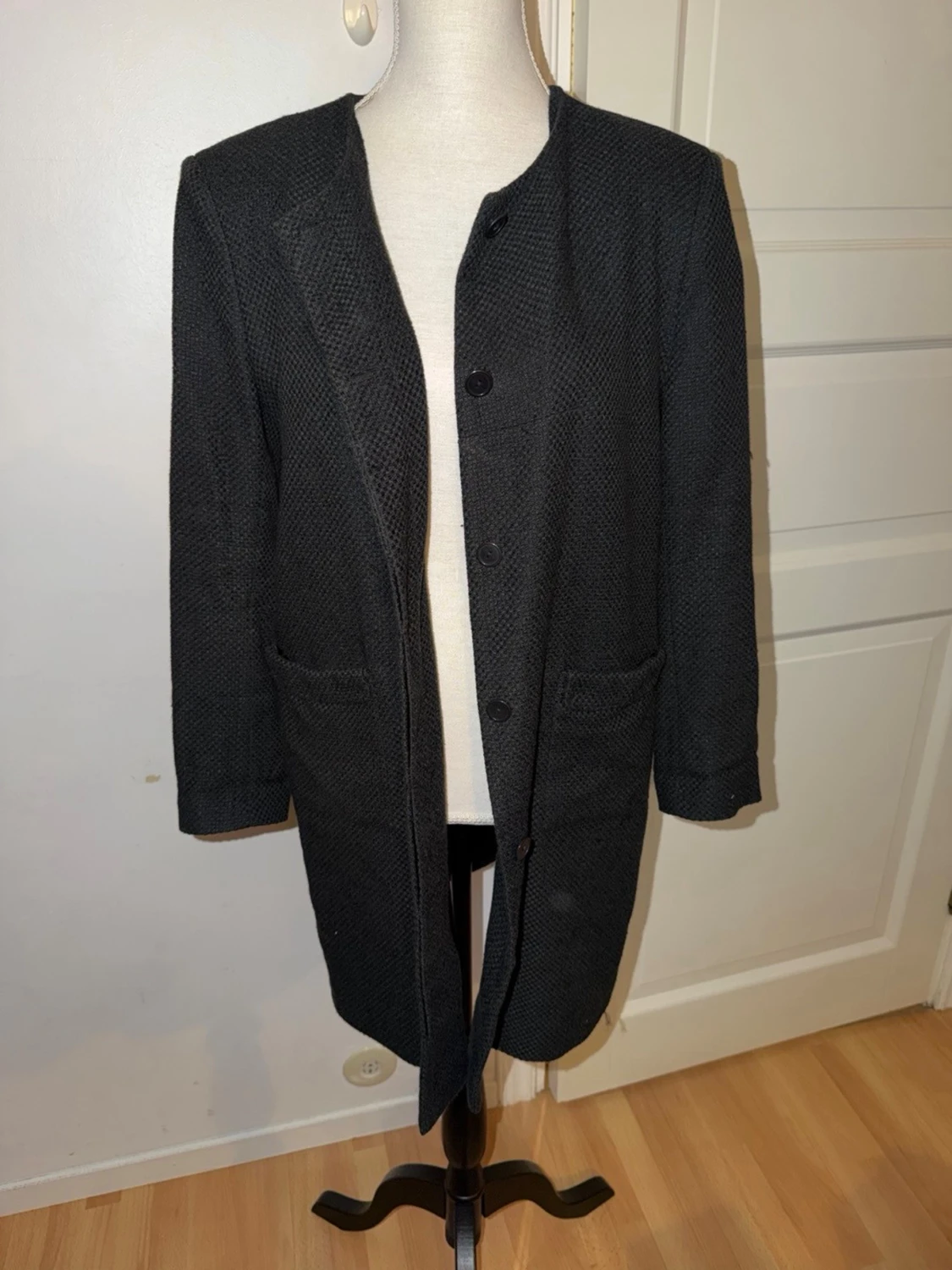 Svart rak kappa med fickor från Rodebjer  - 4