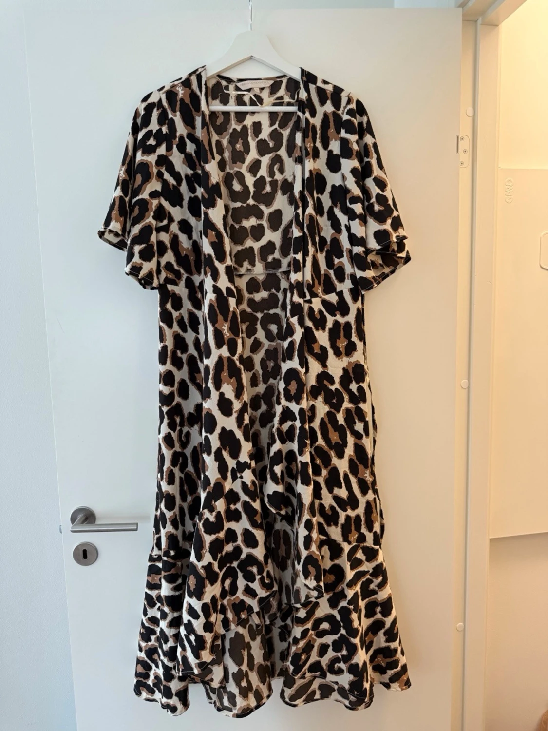 Leopardmönstrad omlottklänning