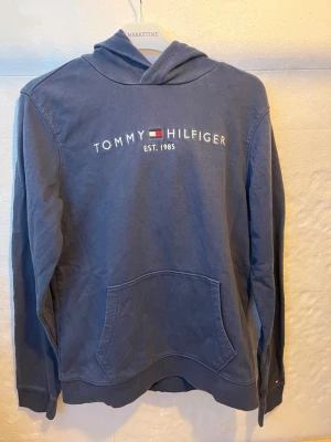  Tommy Hilfiger tröja  - Säljer just nu en ny Tommy Hilfiger Snabb affär! Storlek S