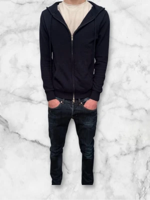 John Henrik 100% Kashmir zip tröja  - Hej! Säljer nu denna snygga och eftertraktade 100% Kashmir zip tröja från John Henrik? Storlek S skick 9,5/10 nypris runt 3000kr säljs för 1049kr 