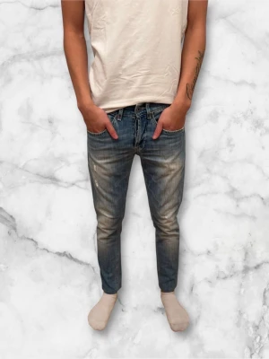 Dondup Jeans George - Dondup jeans trendigaste jeansen på marknaden. Nypris runt 4000kr, säljs för 949kr(Jeansen har original slitningar ifrån fabrik och är väldigt eftertraktat och populärt)