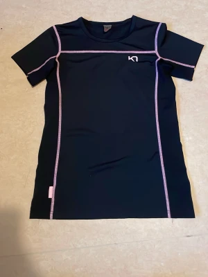 Tränings tröja S - En bekväm tränings tröja i storlek S. Den är svart med rosa detaljer.