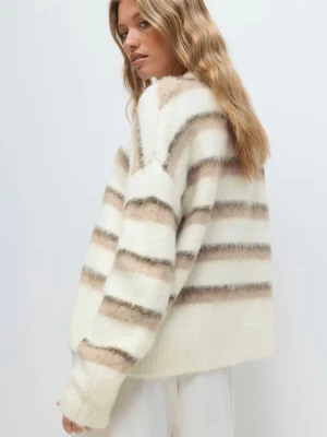 Randig stickad  - Lappen är avklippt men jag tror de va stl S men den är lite större då den är lite oversized 💕slutsåld på deras hemsida