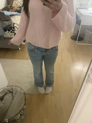 Ljusblå bootcut jeans med broderad ficka - Säljer ett par ljusblå jeans med bootcut passform och snygg broderad detalj på bakfickan. Klassisk femficksmodell i jeansmaterial och normal passning. Perfekta till sneakers eller boots för en chill look. Dock är den förkortad till ungefär 150-160cm.💗