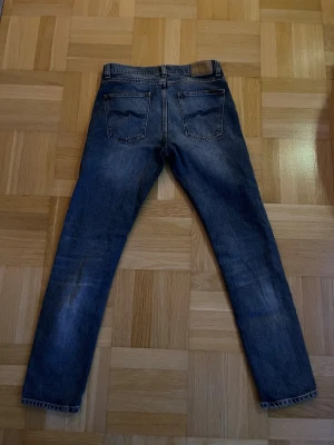 Nudie Jeans Lean Dean - Riktigt snygga Nudie jeans i modellen Lean Dean och storlek W31/L32. Jeansen har inga defekter och vid frågor eller funderingar är det bara att höra av sig! 😊