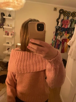 Rosa offshoulder stickad tröja Gina Tricot - Supermysig rosa stickad tröja från Gina Tricot med bred ribbad offshoulder-krage. Tröjan har lång ärm. Perfekt att slänga på sig när det är kallt ute.