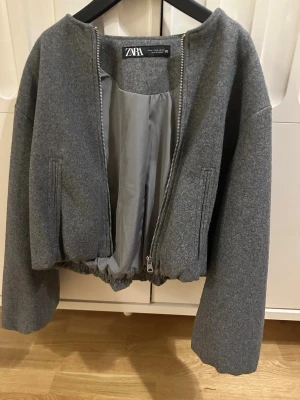Grå bomberjacka från Zara XS - Säljer en grå bomberjacka från Zara i storlek XS. 