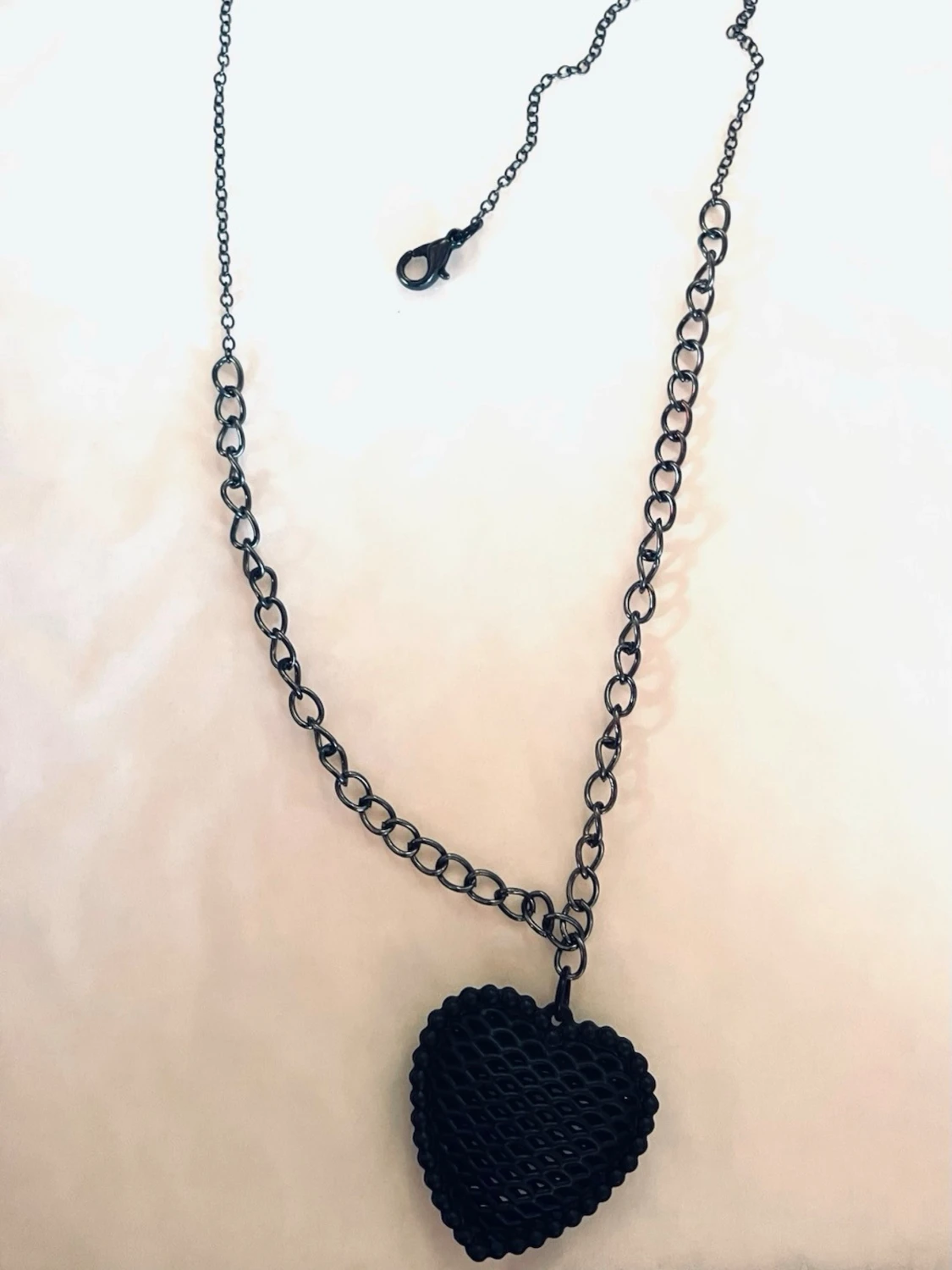 By prisförslag- Svart halsband45 cm med hjärthänge - 2