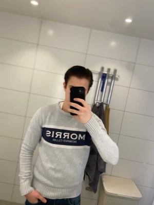 Morris stickad - Jag säljer en riktigt fet stickad Morris tröja🤩 || Skick: 9/10 ||Storlek: S || Modellen är 179cm🙌 || Tveka inte på att ställa frågor😉