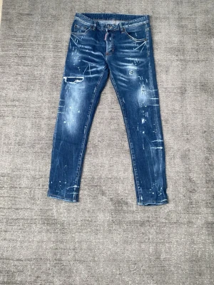 Dsquared2 jeans - Säljer ett par blåa jeans från Dsquared2 med feta slitningar. Tillverkade i slitstarkt denim gjort i Italien. Skick: 8,5/10 nästan perfekt. Nypris 3000kr. Pris kan diskuteras vid en snabb affär! Hör av er vid frågor 👋 
