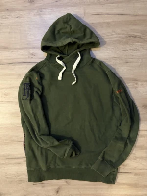 Sällsynt Hansen & Jacob huvtröja - Säljer min sällsynta Hansen & Jacob hoodie i färgen mörkgrön och storlek Medium. Nypris:1599Kr. Mitt pris: 299Kr✅. PRIS GÅR ALLTID ATT DISKUTERA