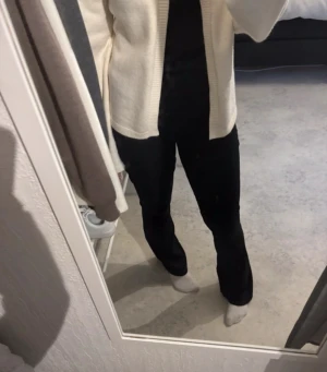 Svarta bootcut byxor XS - Säljer ett par svarta bootcut byxor i mjukt stretchigt material. De har hög midja och sitter tajt över låren men släpper ut nedtill för en snygg siluett. Perfekta att styla med en stickad tröja eller crop top.