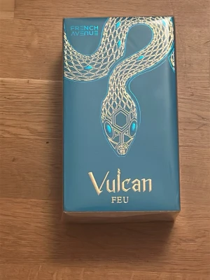 Vulcan Feu parfym - Upptäck Vulcan Feu från French Avenue – en parfym med en unik och modern design som sticker ut. Perfekt för dig som vill ha något annorlunda och vågat i din samling. Väldigt godluktande med en söt mango! Oöppnad med plasten på 