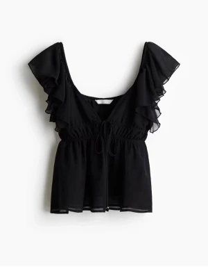Svart blus med volangärmar och knyt - Går ner i pris vid snabb affär!! Säljer en svart blus med djup urringning, volangprydda korta ärmar och knyt i midjan. Luftigt tyg som ger en flowy känsla och markerad midja. Perfekt för dig som gillar romantiska detaljer och en feminin look. 