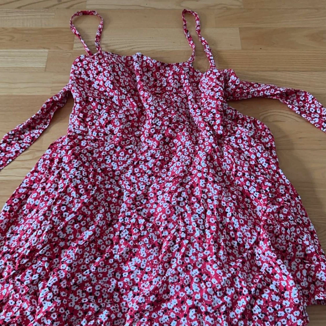 Röd blommig kortklänning  - 4