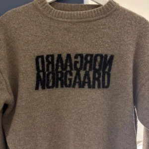  Mads Nørgaard - stickad tröja från Mads Nørgaard jätte fint skick! Säljer då den är för liten på mig💕💕