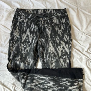 Svartvita mönstrade jeans från KappAhl - Coola jeans från Kappahl som jag sytt om till bootcut jeans. Slitna längst ner och lite på ena sidan. Säljer då de är för stora.