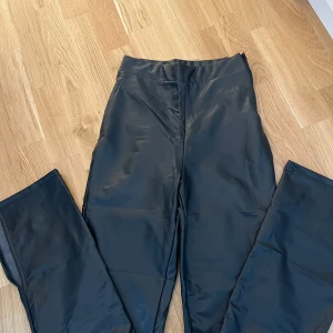 Skinnbyxor med slits - Skinnbyxor med slits och dragkedja på sidan, stl xxs