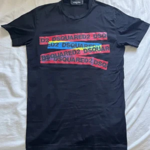 Svart DSquared2 t-shirt - Säljer en svart t-shirt från DSquared2 Perfekt för dig som gillar streetwear och snygga logotyper. Vid snabb affär så kan man få den för billigare