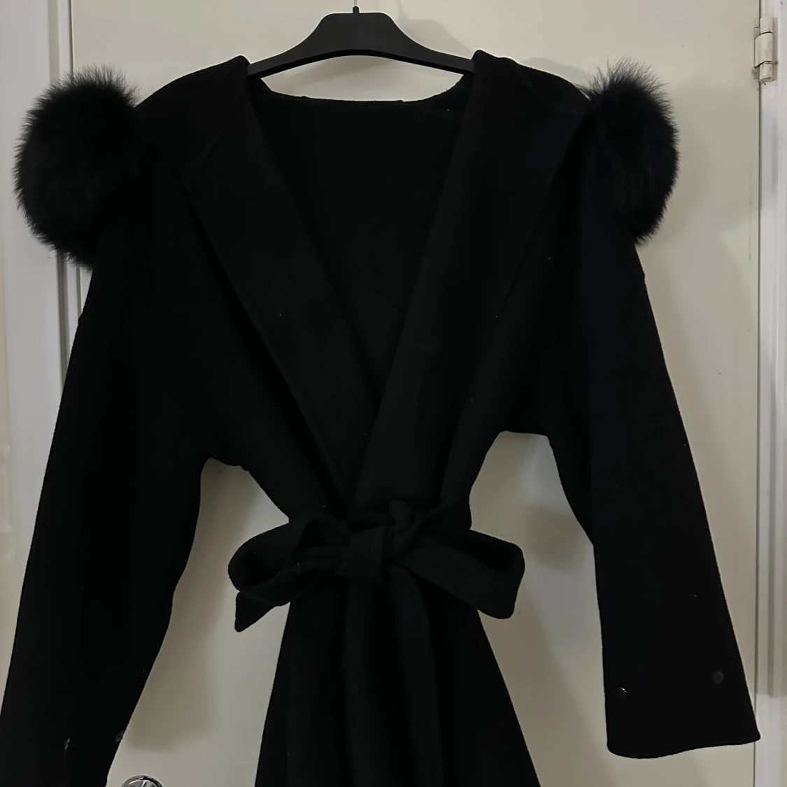 Elegant svart kappa med pälskrage