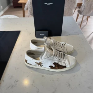 Saint Laurent skor  - Säljer ett par vita Saint Laurent skor! As feta och sällsynta !! 7/10 skick !! Storleken 42 ! Pris 1500 !! ( Pris kan diskuteras!!) hör av dig vid frågor och funderingar !!