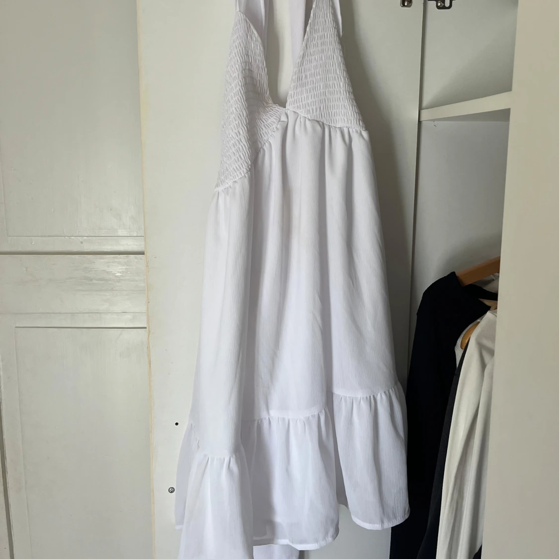 Vit somrig klänning med volang