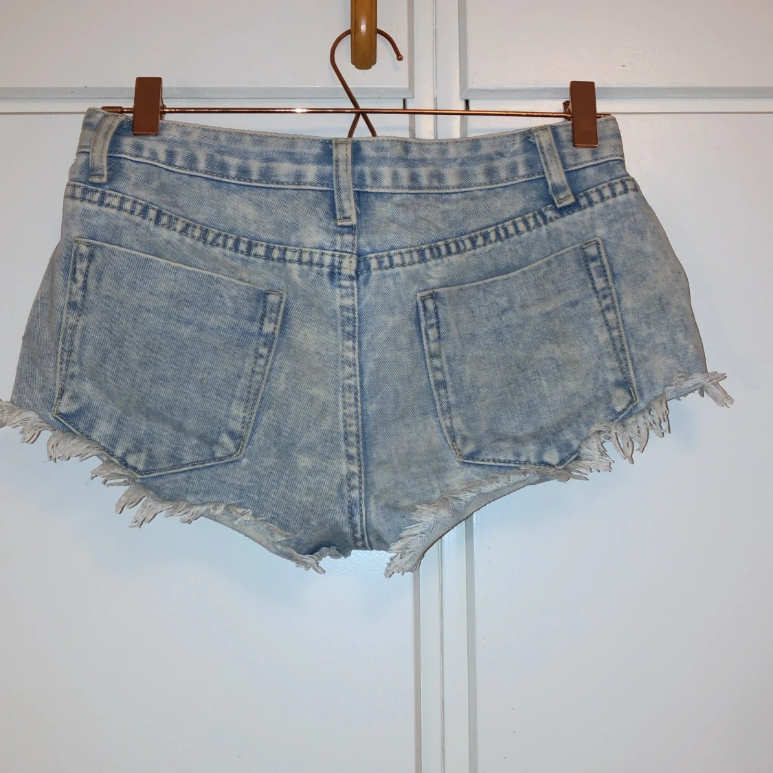 Blå slitna jeansshorts från SHEIN - 1