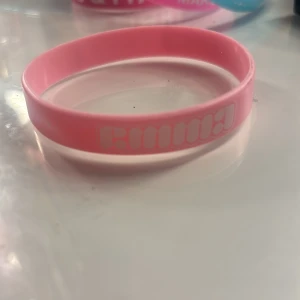 Rosa silikonarmband med texten EMMA - Snyggt rosa armband i silikon med vit text där det står EMMA i bubbliga bokstäver. Armbandet har även små vita stjärnor som detalj. Perfekt accessoar för dig som vill ha något personligt och färgglatt på handleden. Ps, säljer så pass dyrt då den inte går o köpa överhuvudtaget längre😊 !!pris kan diskuteras!!