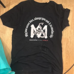 Svart Marcus & Martinus t-shirt XS - Säljer en ”another life” tröja, storlek XS men funkar lika bra som S/M😊 