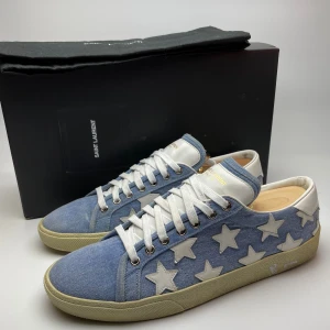 Saint Laurent skor - Hej! Säljer nu dessa sjukt rare saint Laurent skor. Skorna är i extremt fint skick! Har ett begränsat antal boxar och dustbag! Hör gärna av dig vid frågor! Bara få exemplar tillverkade, limited edition!