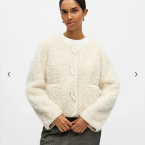 Vit teddyjacka från Object - Supermjuk och fluffig teddyjacka i krämvit färg från Object.  Den är lite boxig i modellen och har långa ärmar. Nypris 1200kr prislapp kvar o helt ny