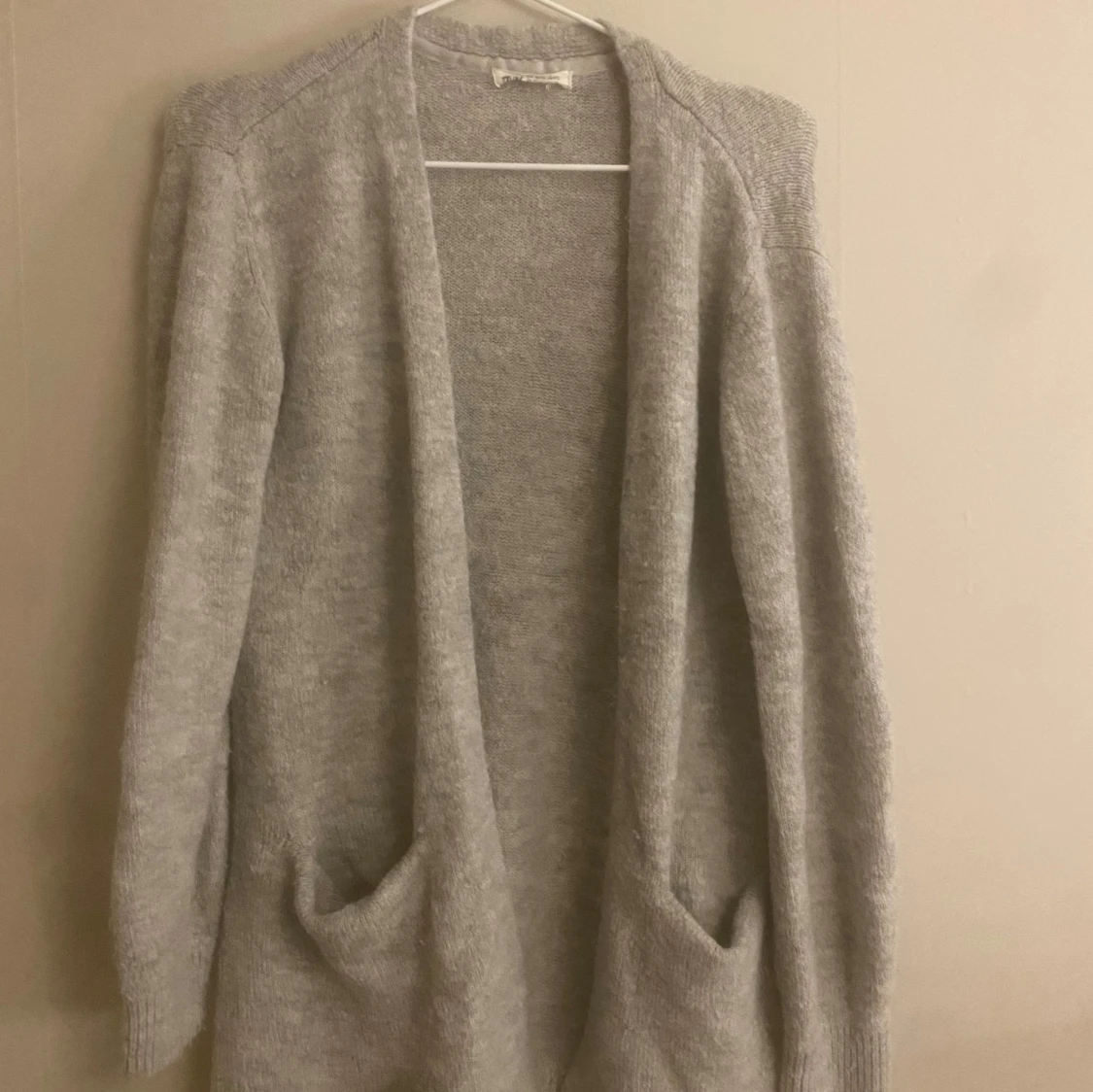 Ljusgrå stickad kofta med fickor