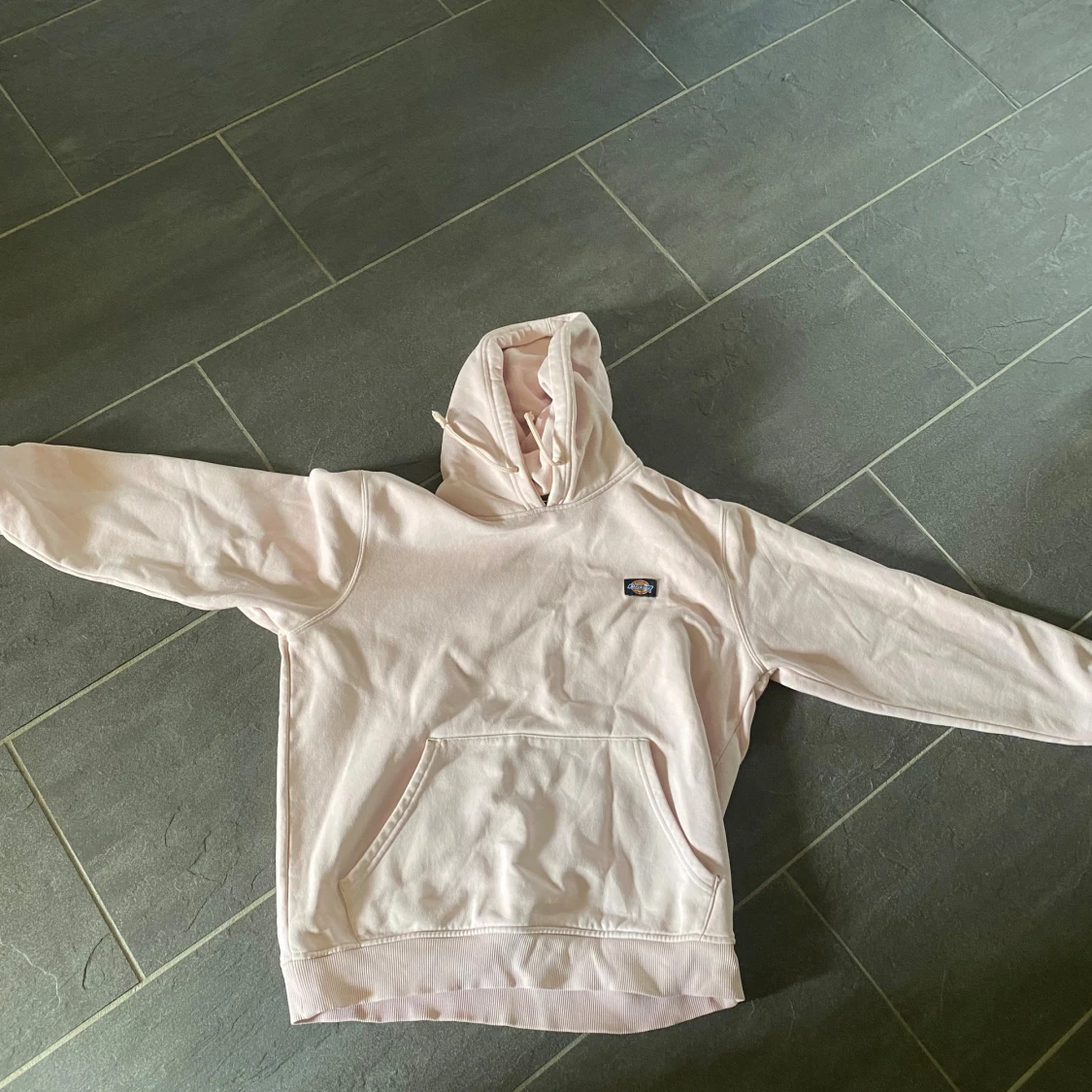 Ljusrosa hoodie från Dickies