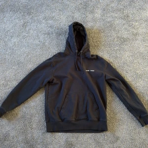 Mörkblå Samsøe Samsøe hoodie - Stilren mörkblå hoodie från Samsøe Samsøe i stl S. Väldigt skön och sparsamt använd. Nypris 1395:-
