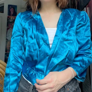 Blå 80-tals bolero - Snygg bolero. Jag kan mötas upp i Uddevalla centrum, annars fraktar jag gärna. Köparen står för frakten. (Står ej för postens slarv) katt finns i hemmet. 