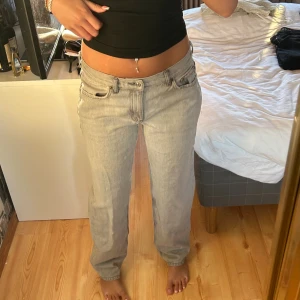 Low straight jeans  - Lågmaijde straight jeans från Gina, finns några små slitningar längst ner 