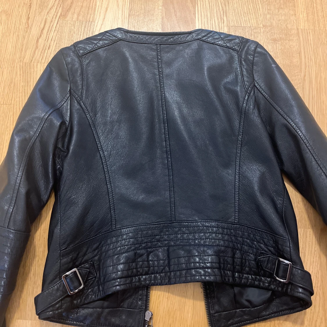 Svart vintage skinnjacka från Zara - 1