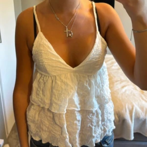 Vit topp - Jätte söt topp med volanger💗💗 använd 1 gång
